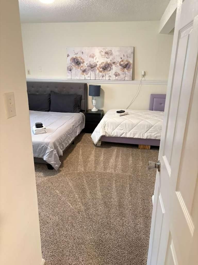 Spacious 4br - 10 Min To Uptown - Yard - Pets Ok Holiday home *