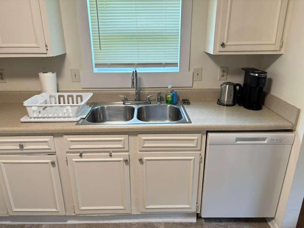 Spacious 4br - 10 Min To Uptown - Yard - Pets Ok *