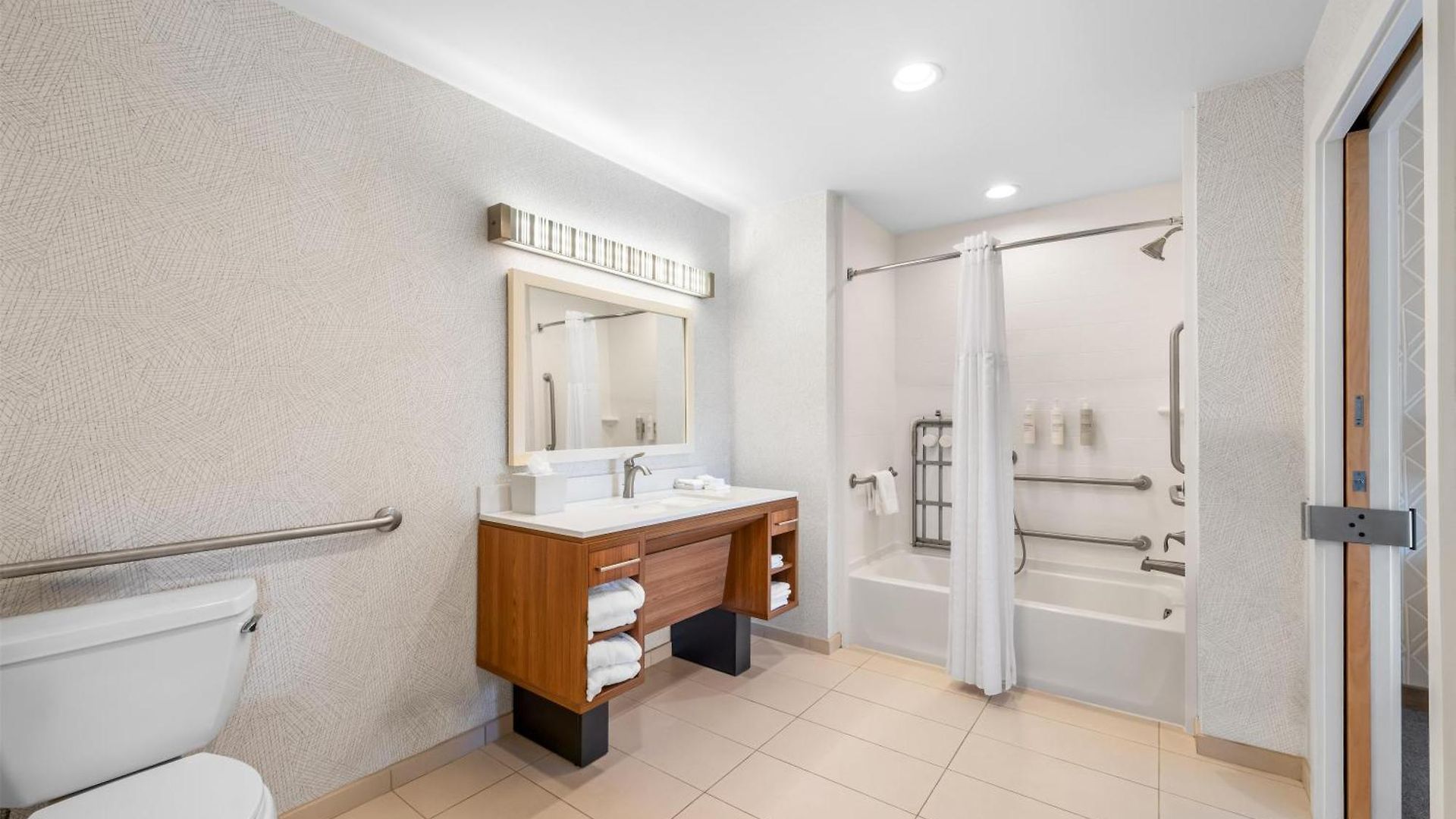 Home2 By Hilton Airport 3*