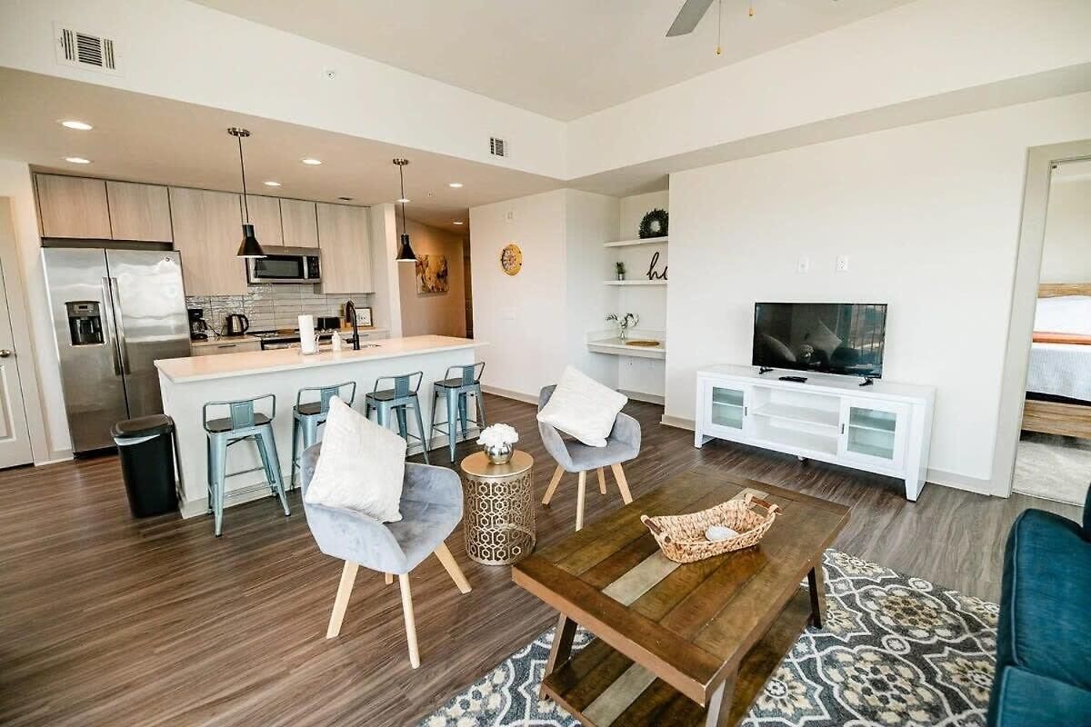Uptown Fully Furnished 2br Apts Apartment *