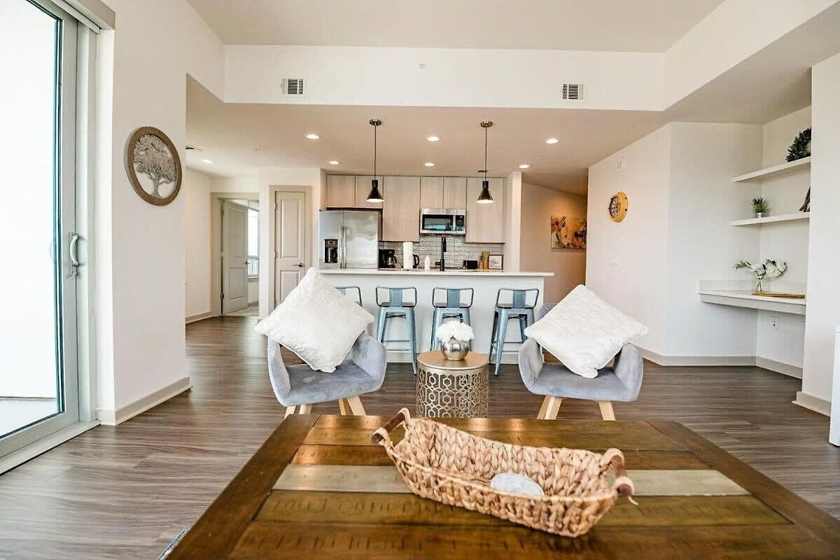 Uptown Fully Furnished 2br Apts Apartment