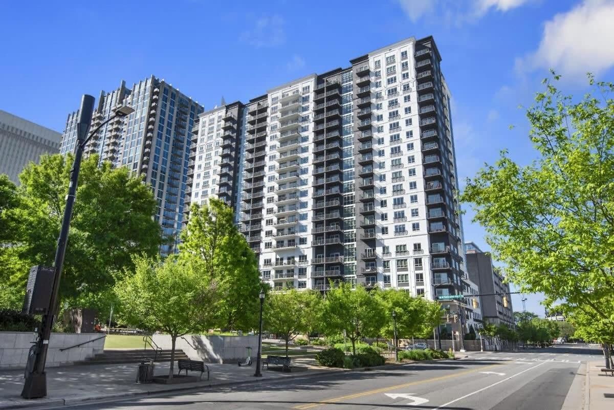 Uptown Fully Furnished 2br Apts Apartment