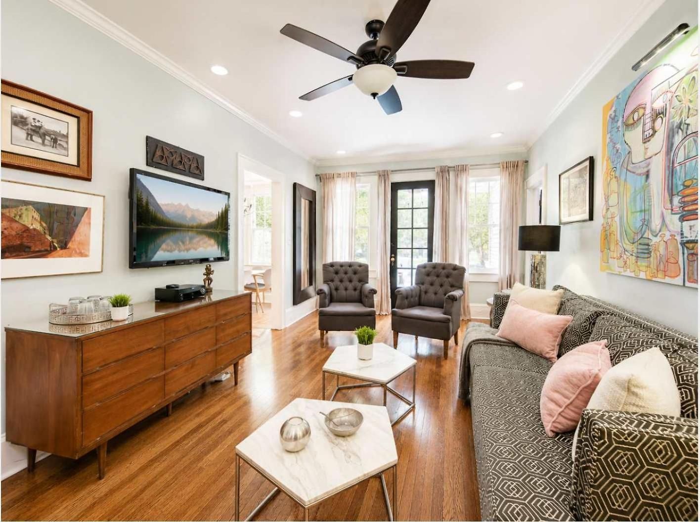 2 Bedroom In Myers Park With Comfortable Screened Porch Holiday home Charlotte