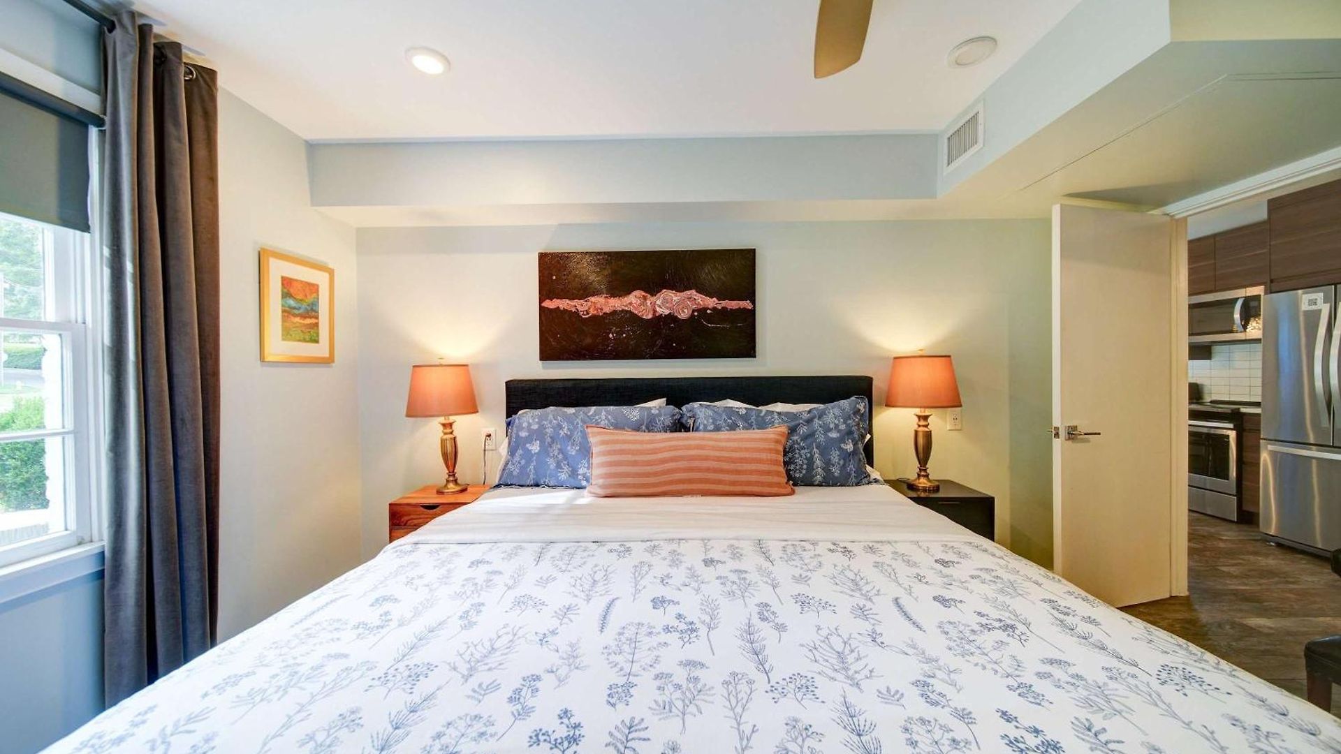 Comfortable And Stylish Near Myers Park *