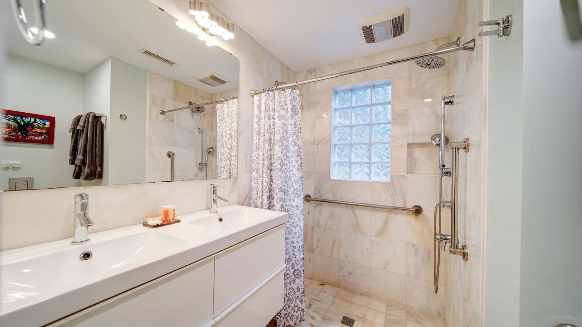 Comfortable And Stylish Near Myers Park Holiday home