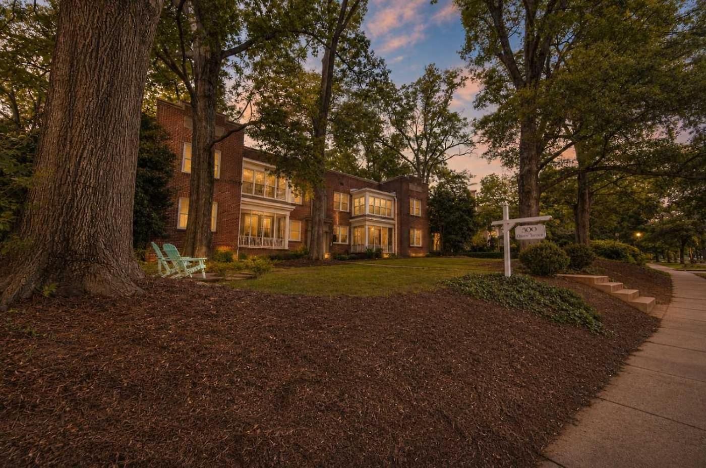 Contemporary Gem In The Heart Of Myers Park Holiday home *