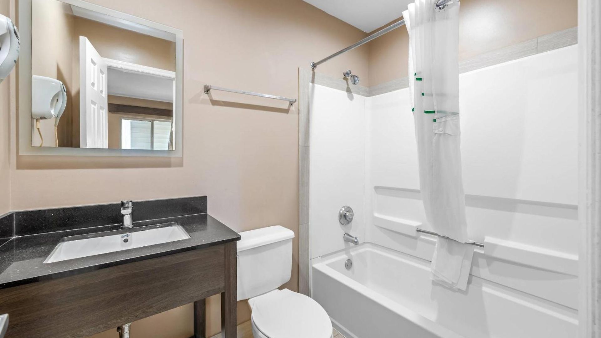 Suburban - Ballantyne 3*