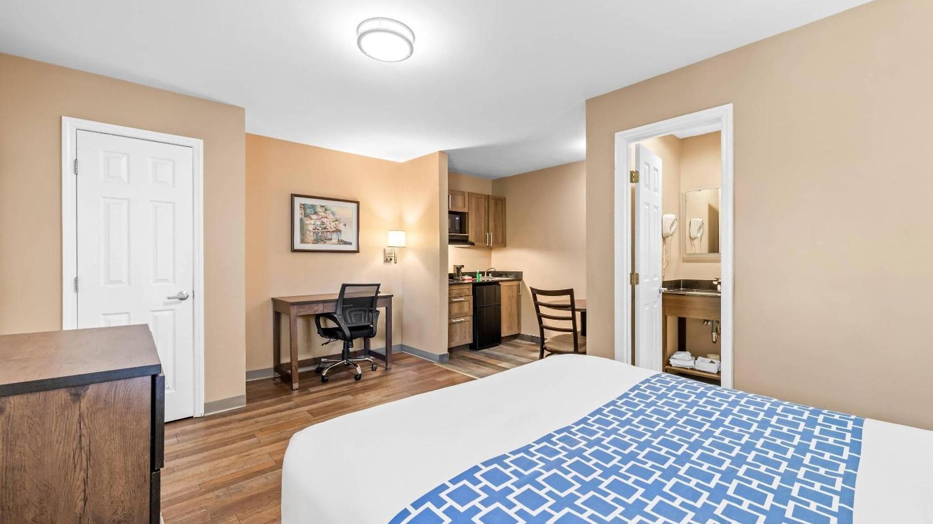 Suburban - Ballantyne 3*