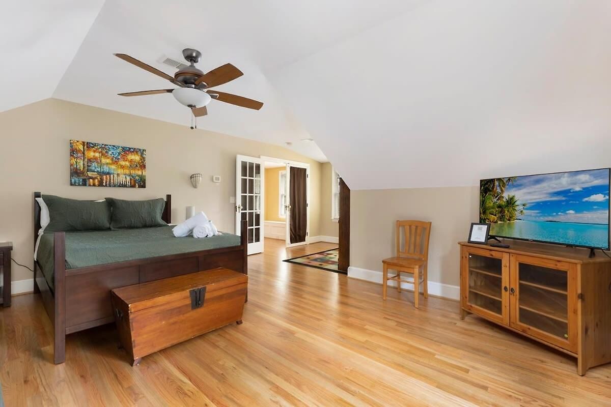 Outdoor Oasis In Popular Plaza Midwood