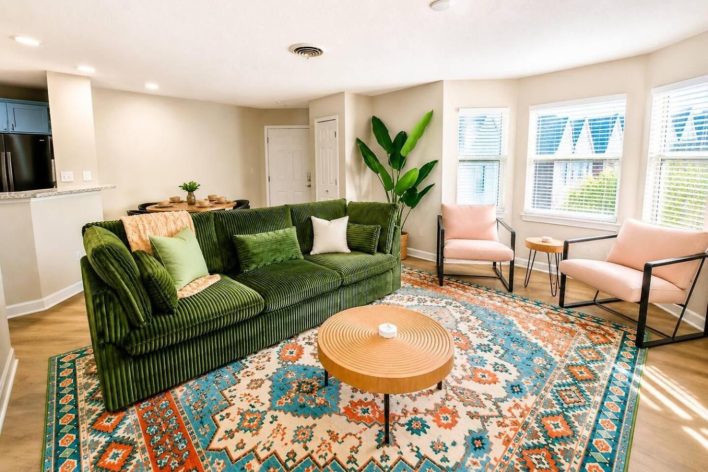 Apartment Uptown Luxe Retreat With Parking & Walk To Center