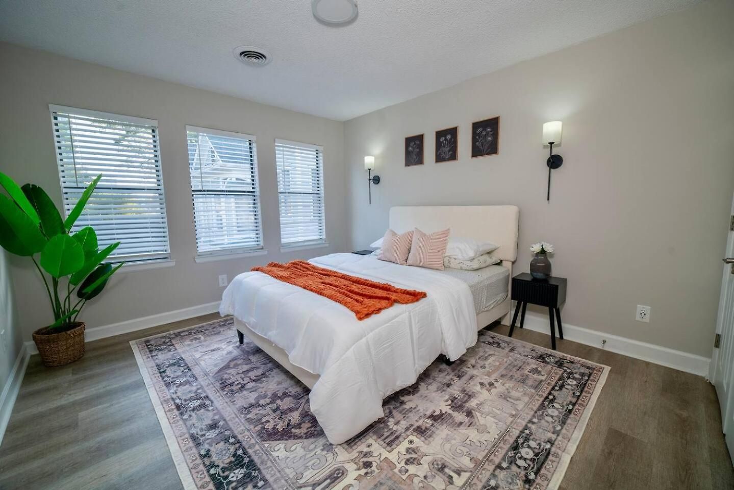 Uptown Luxe Retreat With Parking & Walk To Center Apartment