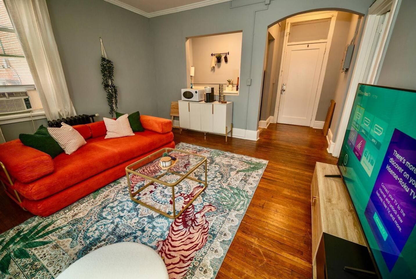 Uptown Funk Getaway With Parking & Walk To Stadiums, Nightlife Apartment *
