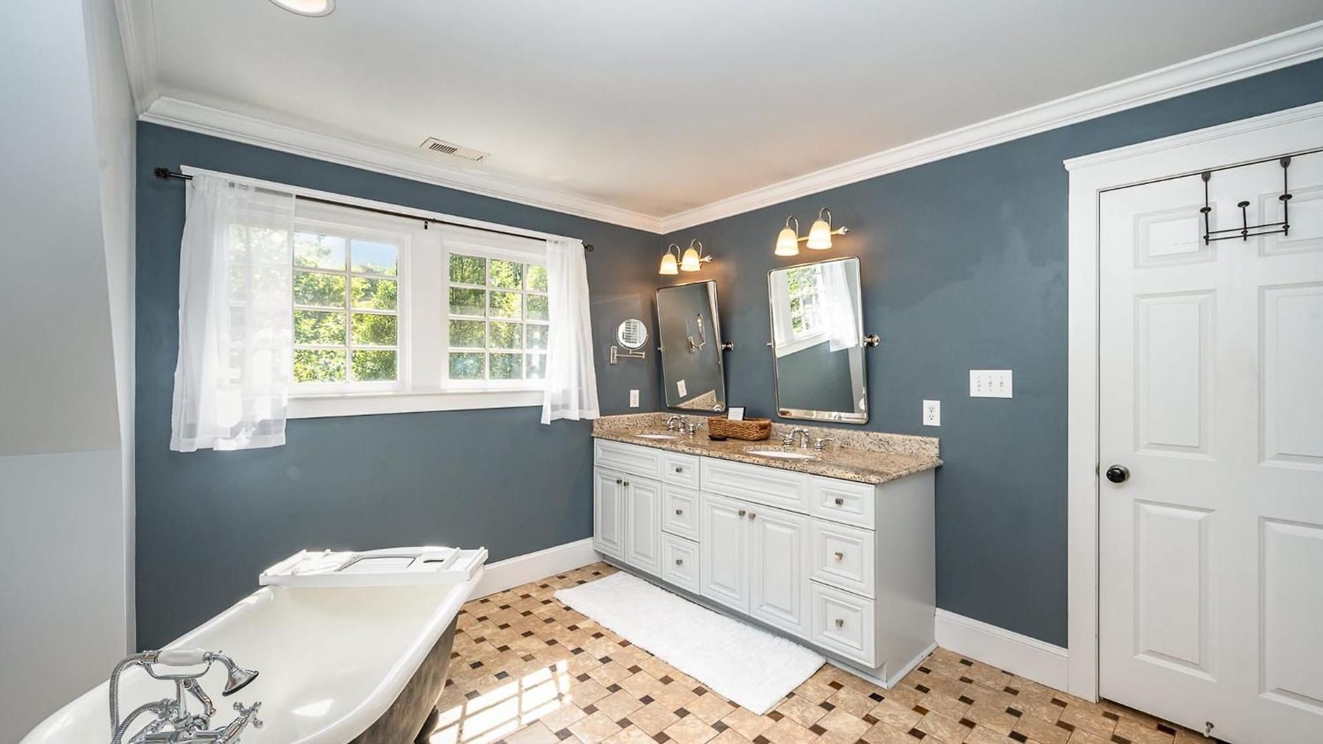 Luxury South End Retreat - Hot Tub - 4 Bedrooms *