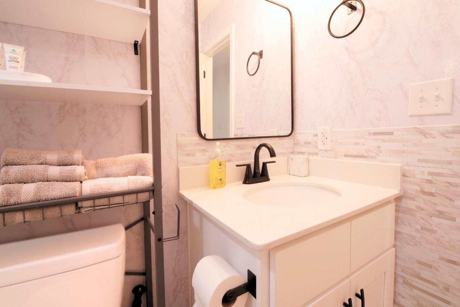Stylish 3br Upper Level Near Clt & Whitewater Holiday home Charlotte