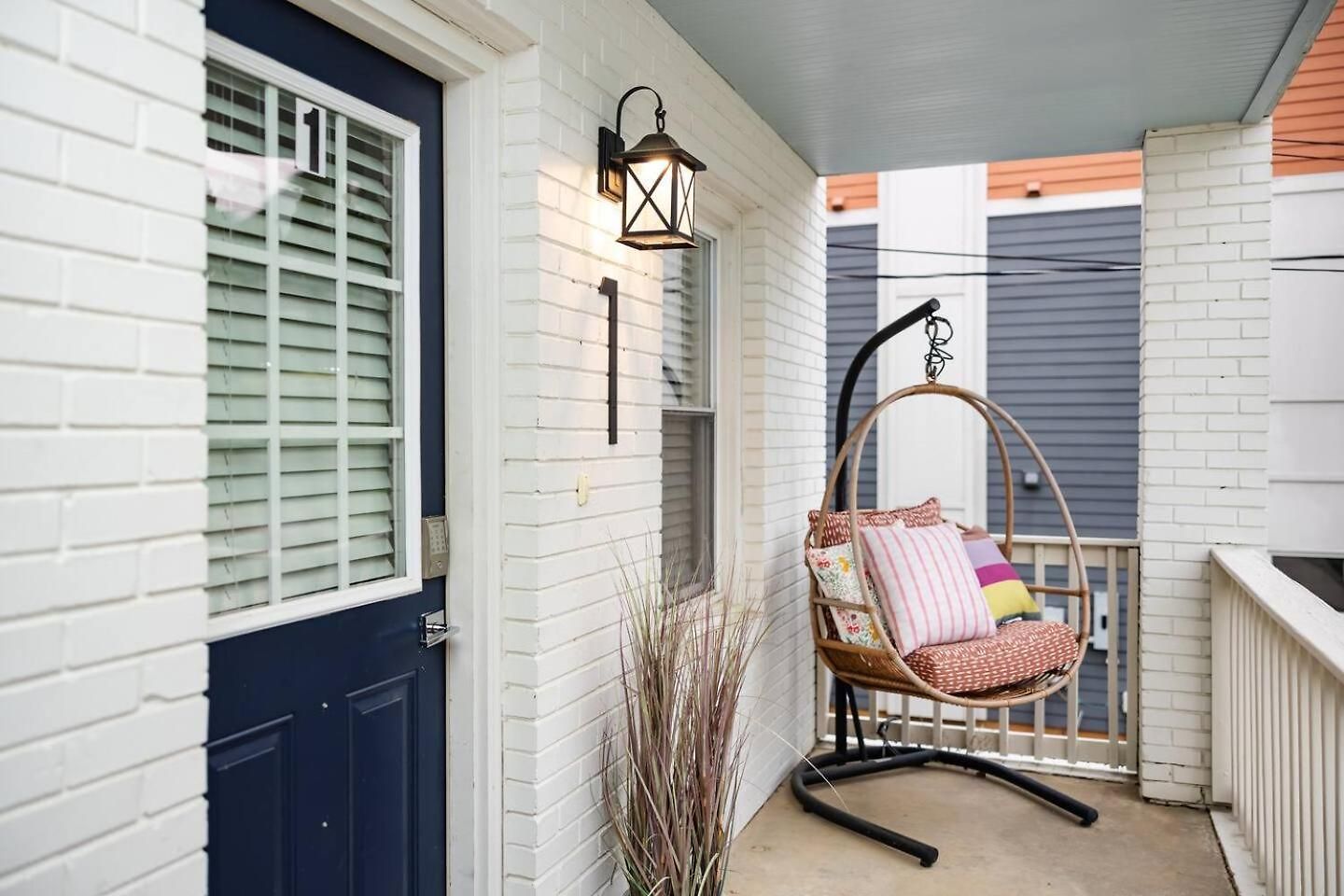 Qc Quarters: Elevated 4 Br/4ba, Total Quadplex *