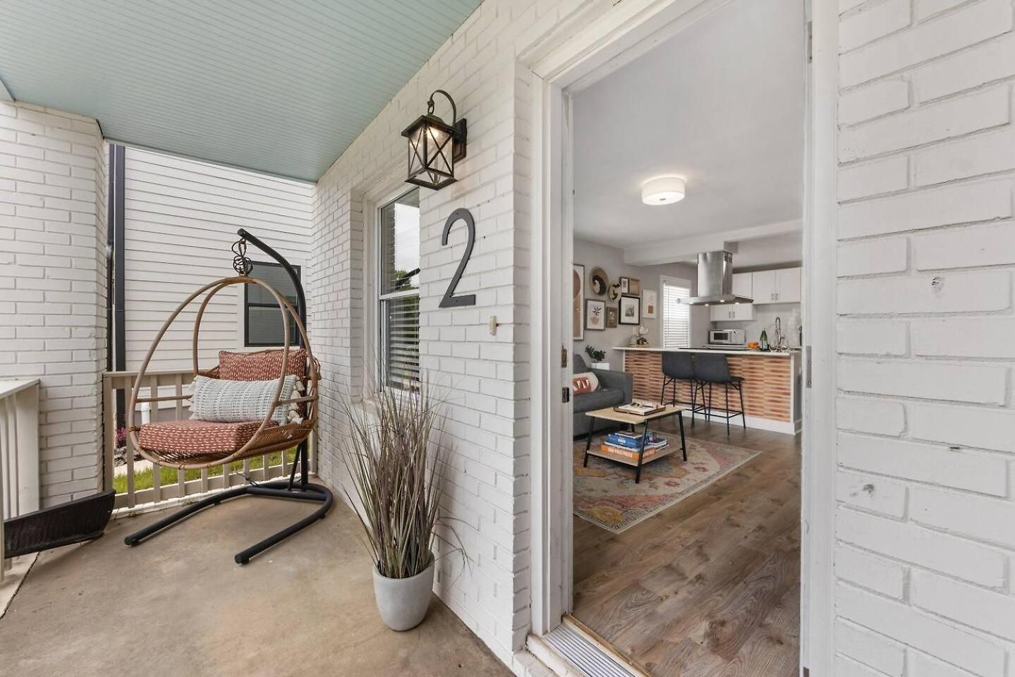 Qc Quarters: Elevated 4 Br/4ba, Total Quadplex *