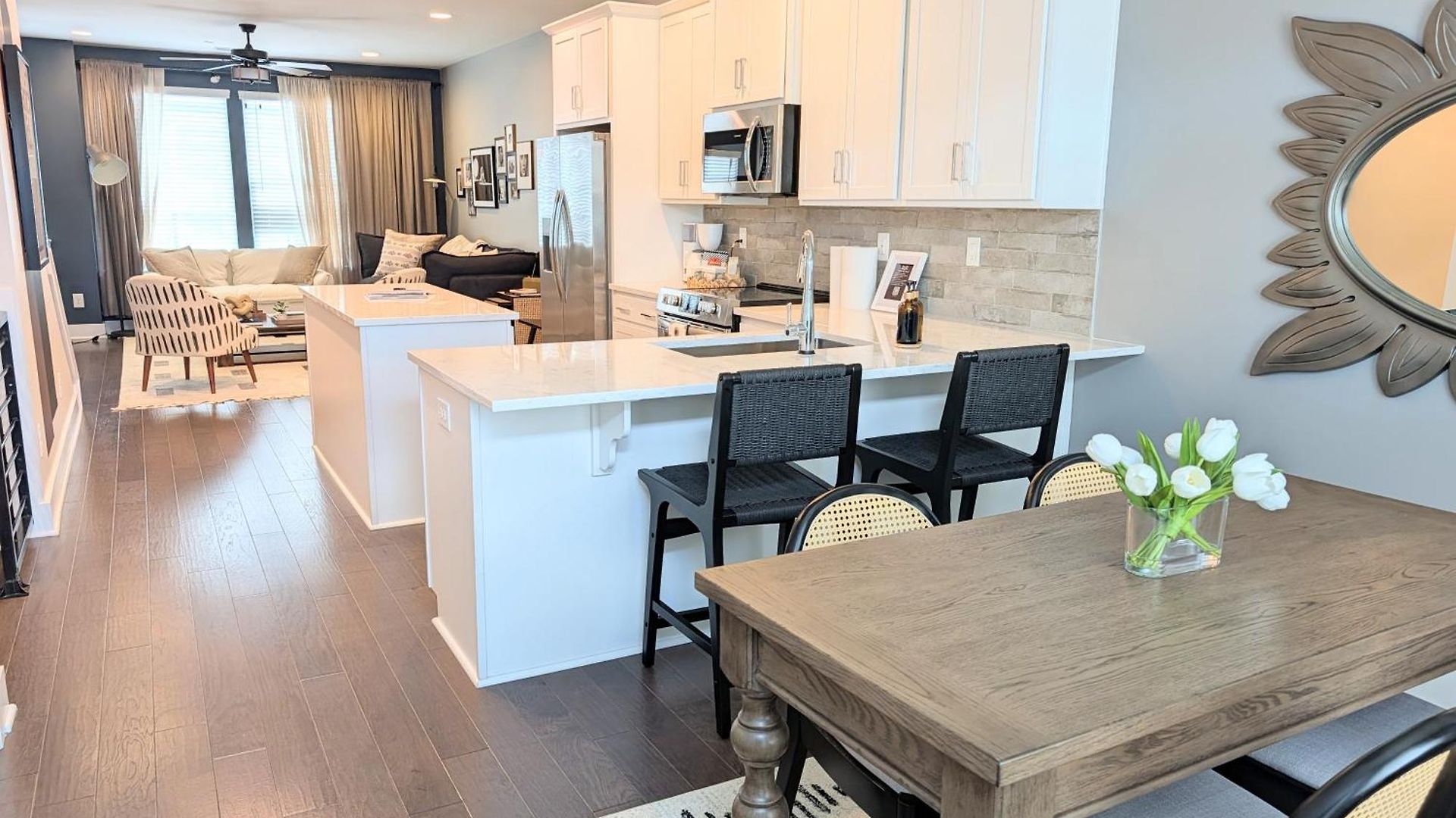 Qc Rooftop Retreat | Rooftop | Garage | Dog Park Holiday home
