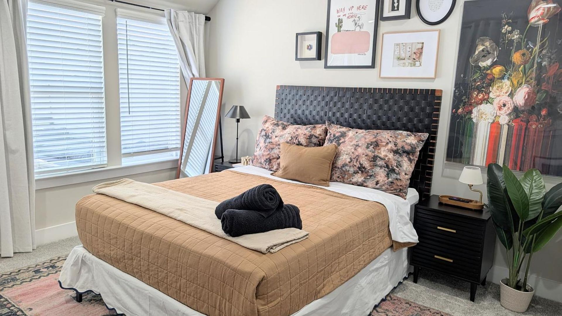 Qc Rooftop Retreat | Rooftop | Garage | Dog Park Holiday home Charlotte