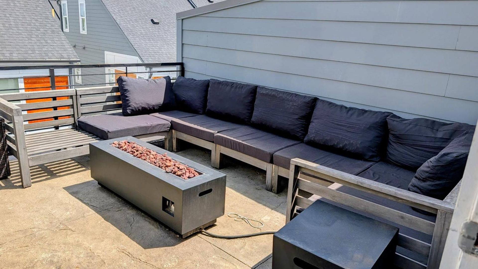 Qc Rooftop Retreat | Rooftop | Garage | Dog Park Holiday home *