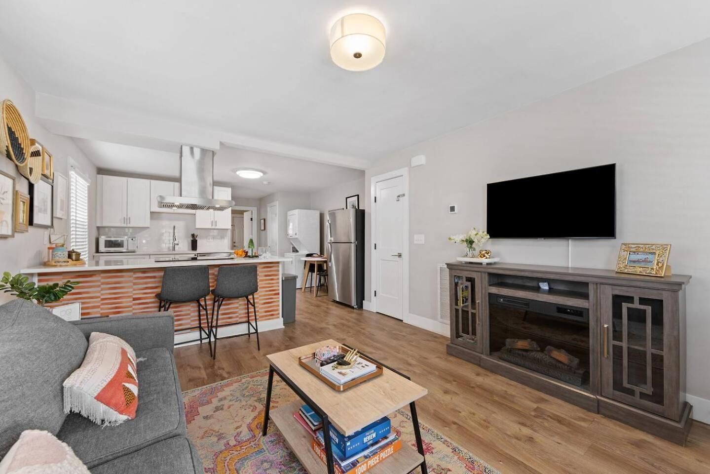 Qc Quarters: Elevated 4 Br/4ba, Total Quadplex *