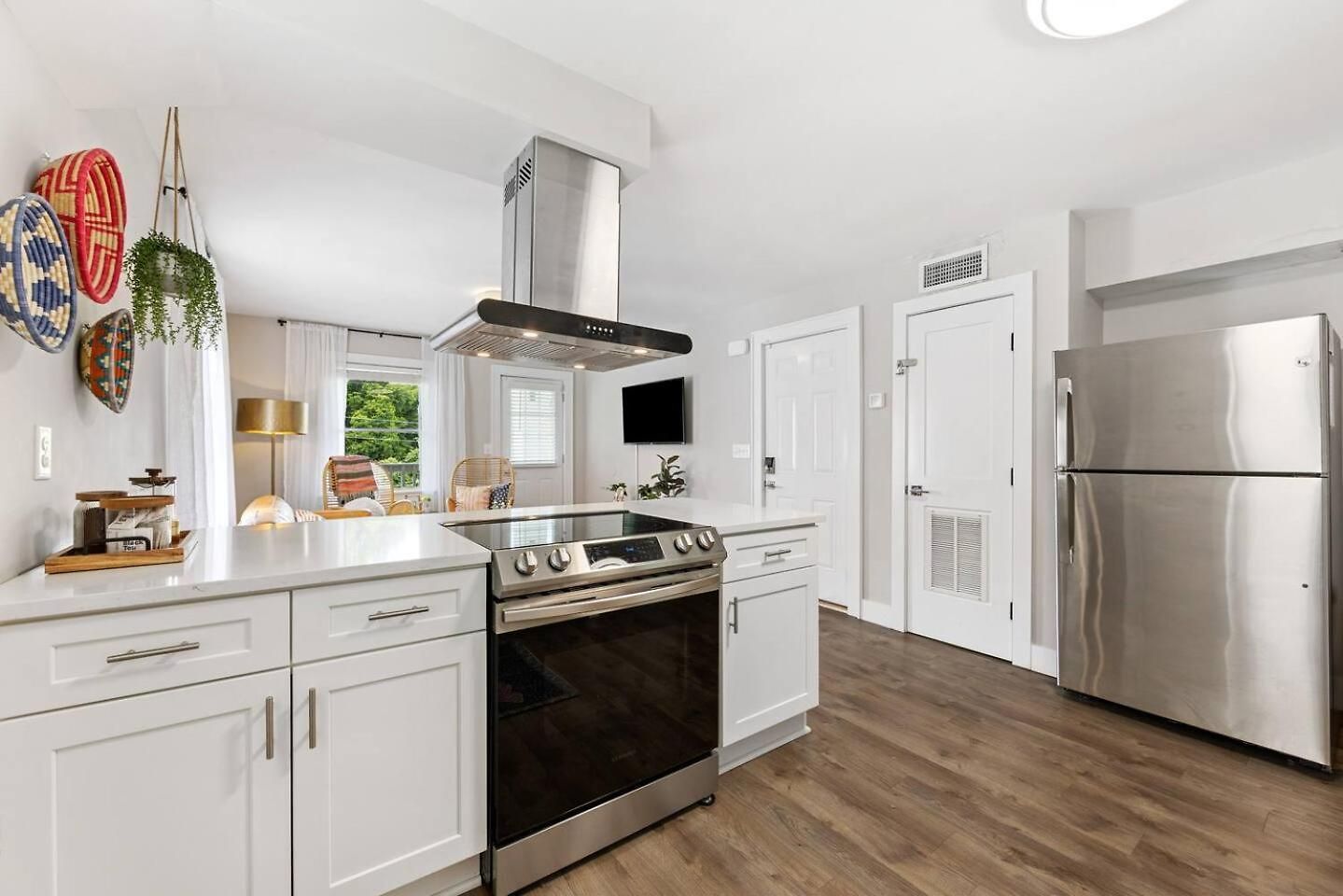 Qc Quarters: Elevated 4 Br/4ba, Total Quadplex