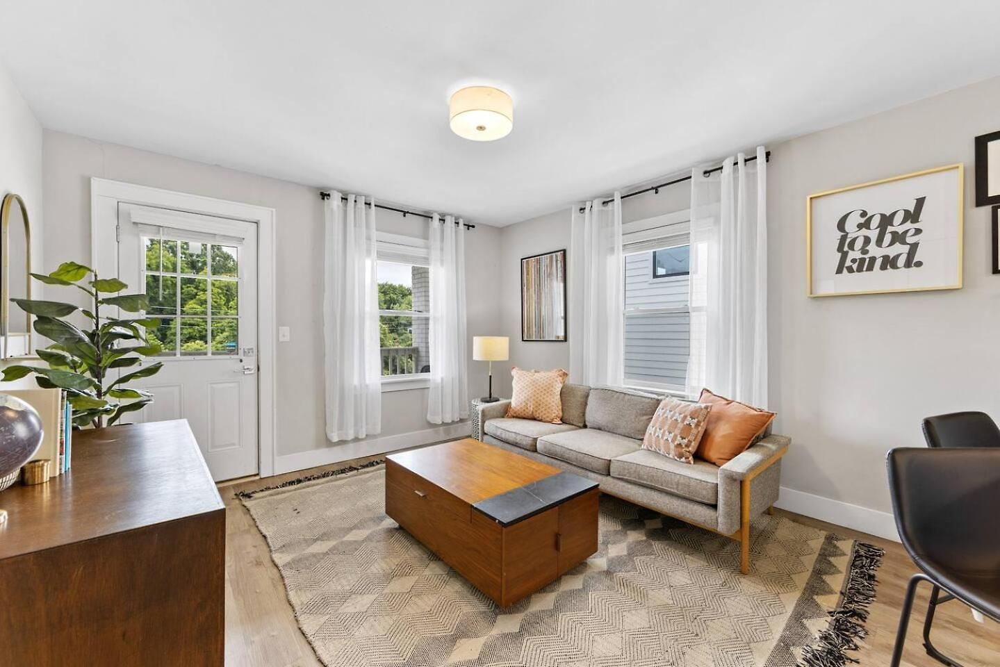 Qc Quarters: Elevated 4 Br/4ba, Total Quadplex *