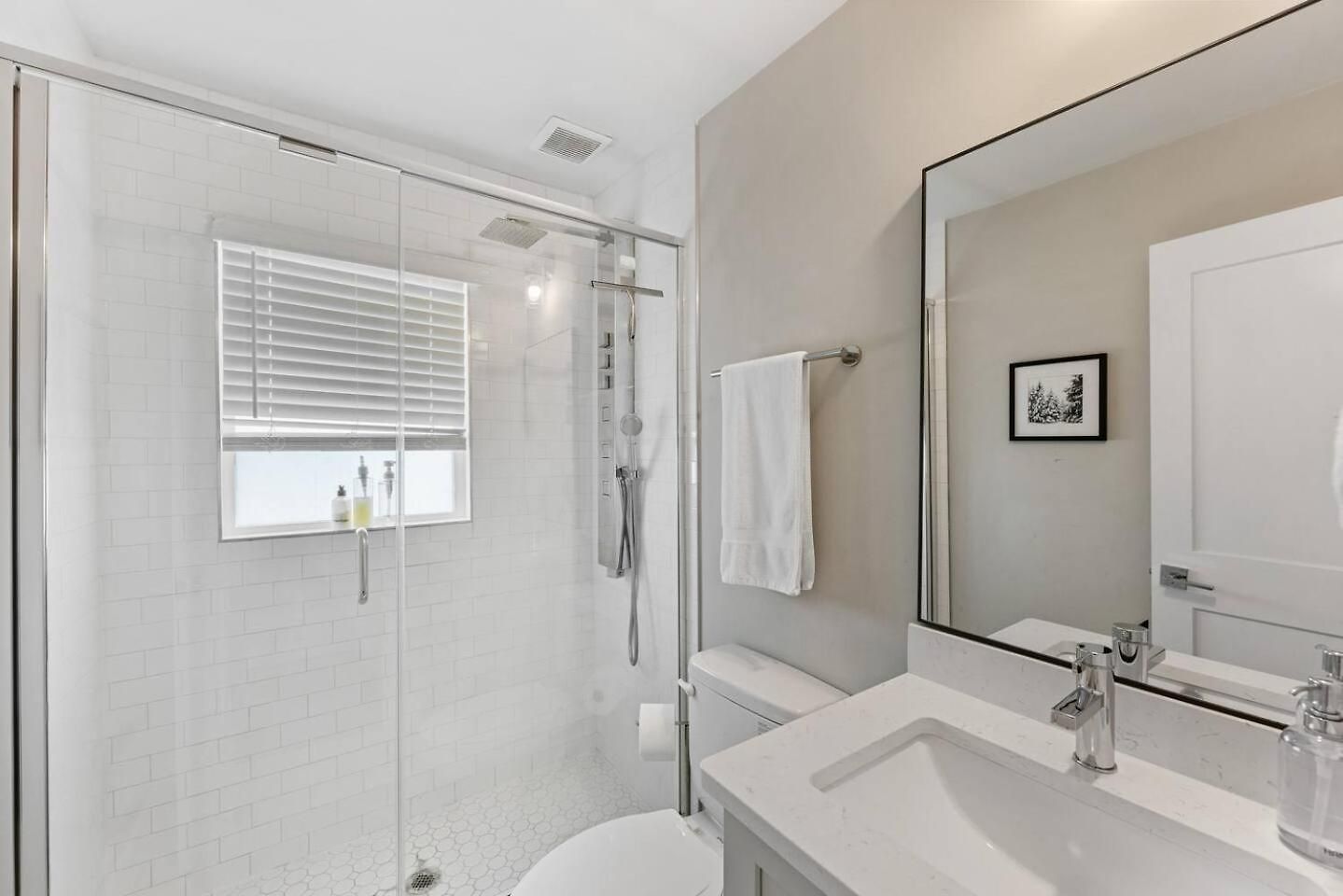 Qc Quarters: Elevated 4 Br/4ba, Total Quadplex * Charlotte