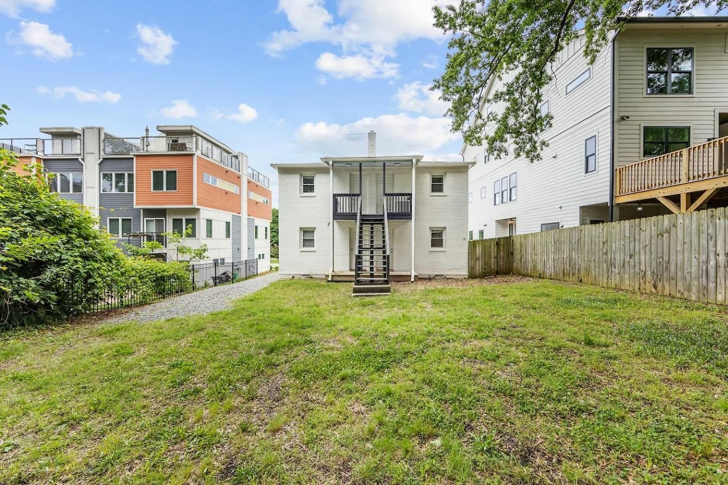 Qc Quarters: Elevated 4 Br/4ba, Total Quadplex *