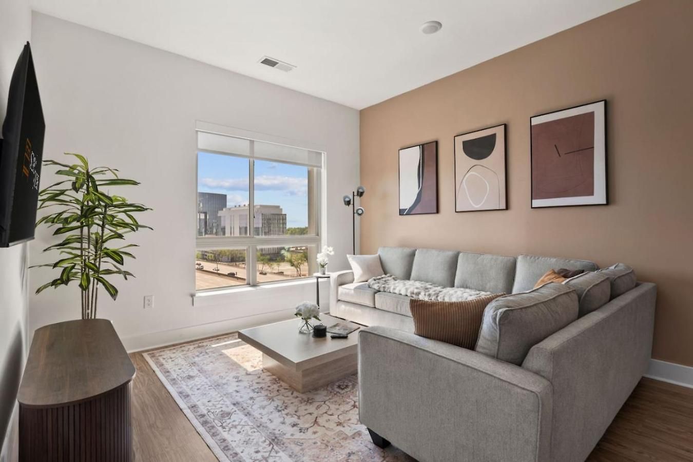 Skyline - Free Parking, Pool, Views *
