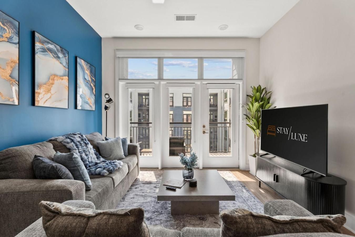 Lights Retreat - Pool, Central, Free Parking Apartment