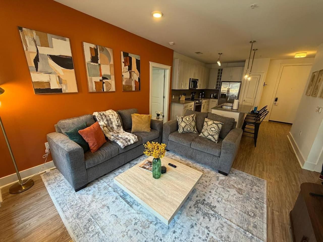 Uptown Escape - Free Parking, Pool, Walkable Apartment