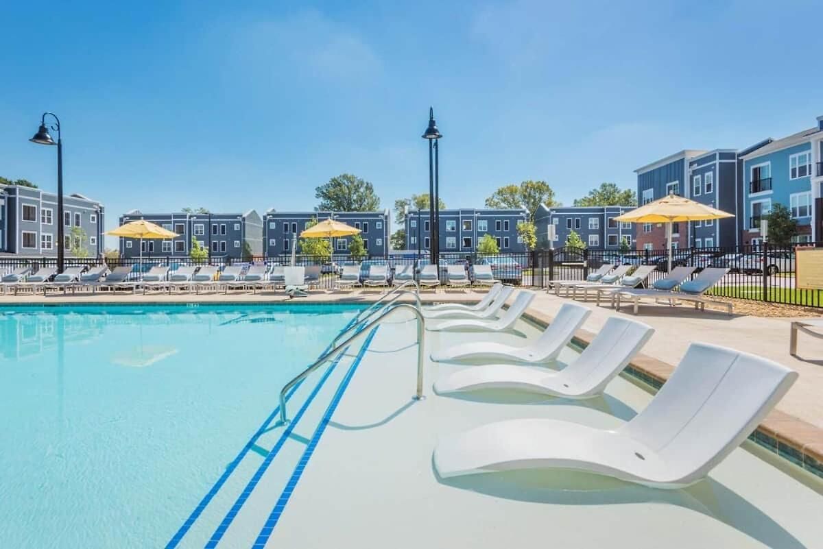 Luxury 2br Near Uptown | Noda & Light Rail Apartment *