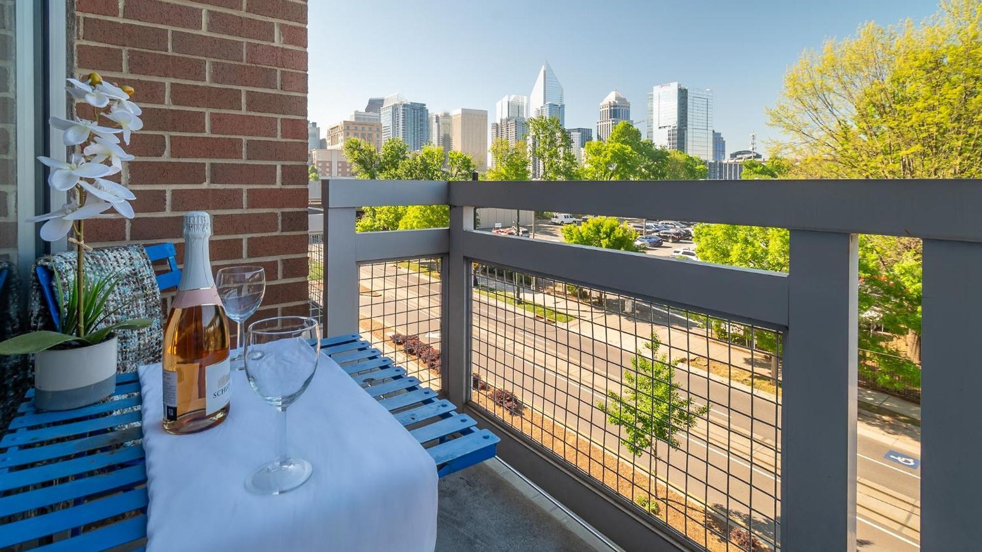 Modern Uptown Loft - Corporate-ready - Views *