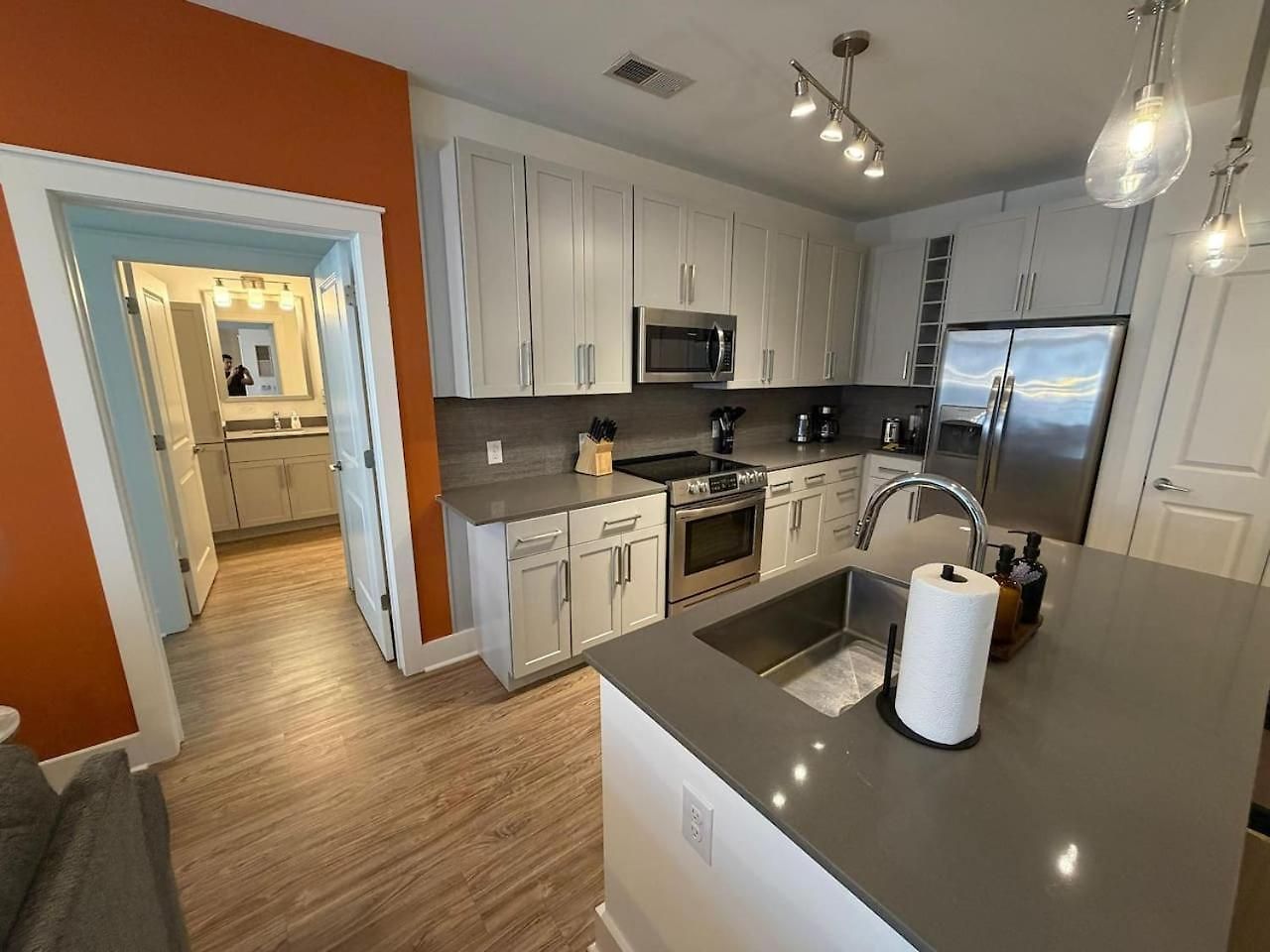 Uptown Escape - Free Parking, Pool, Walkable Apartment *