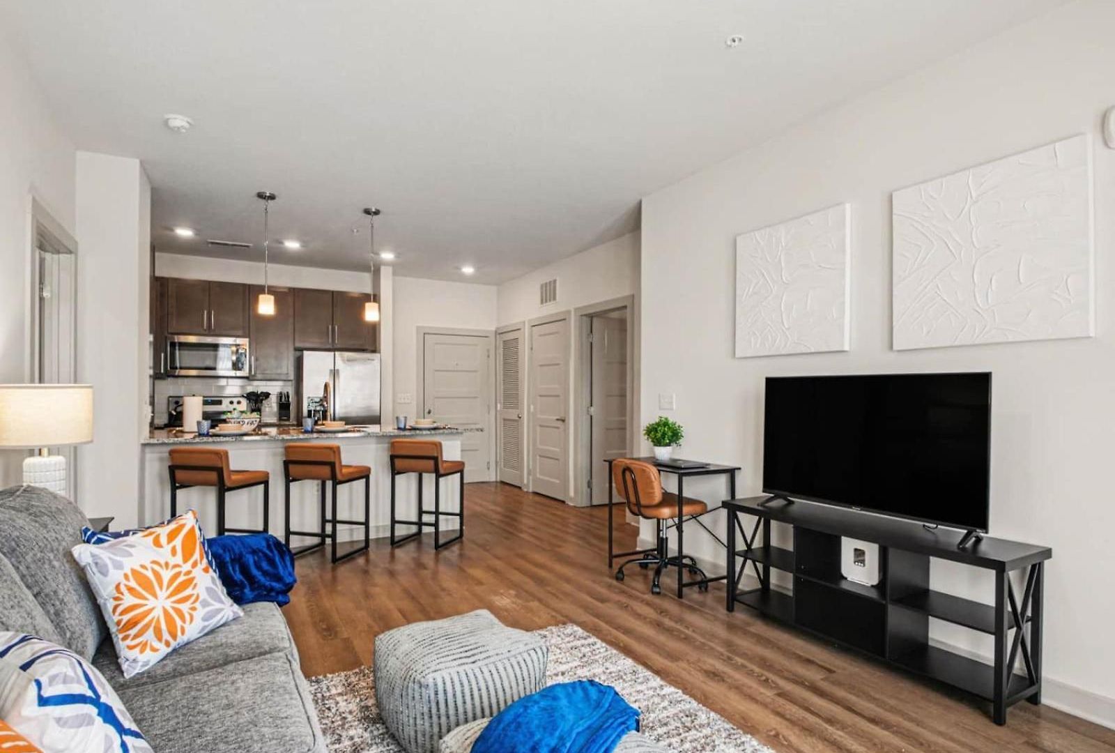 Luxury 2br Near Uptown | Noda & Light Rail Apartment