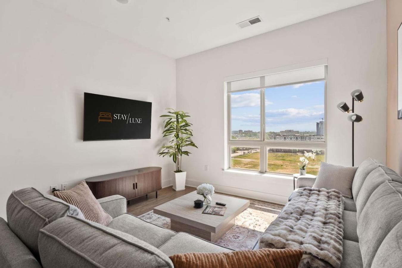 Skyline - Free Parking, Pool, Views