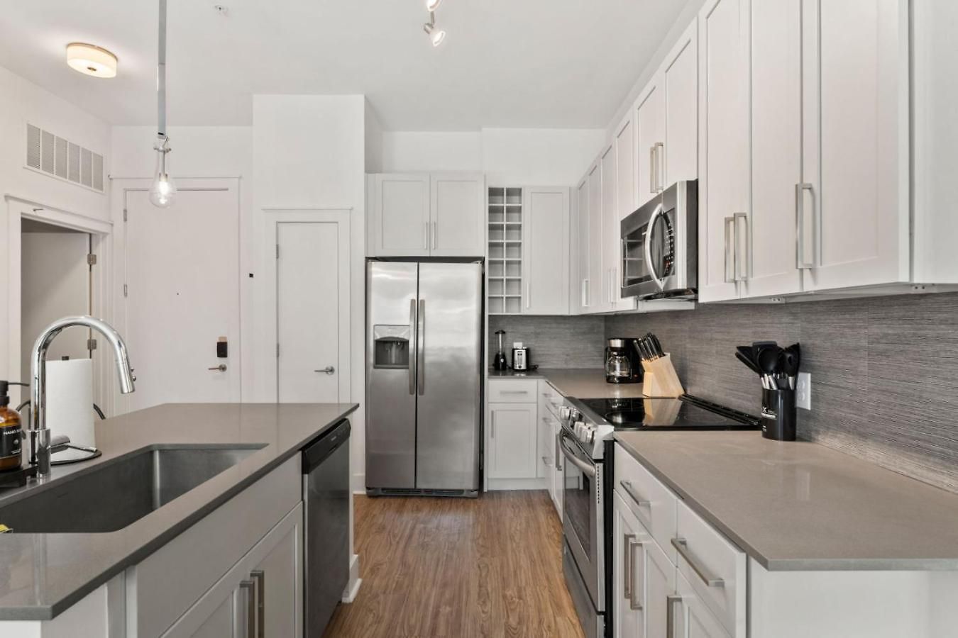 Apartment Lights Retreat - Pool, Central, Free Parking