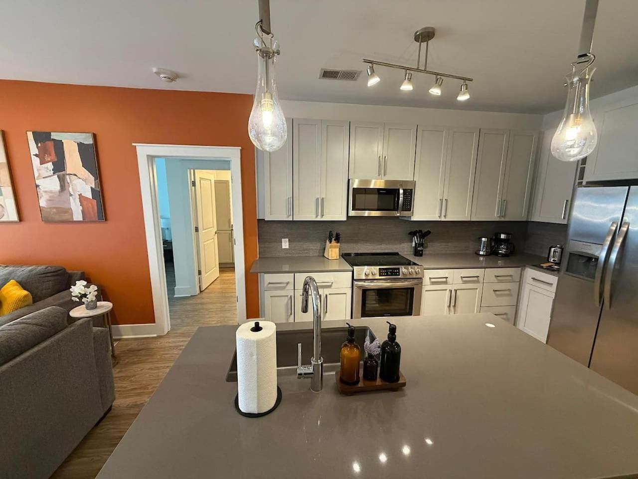 Uptown Escape - Free Parking, Pool, Walkable *
