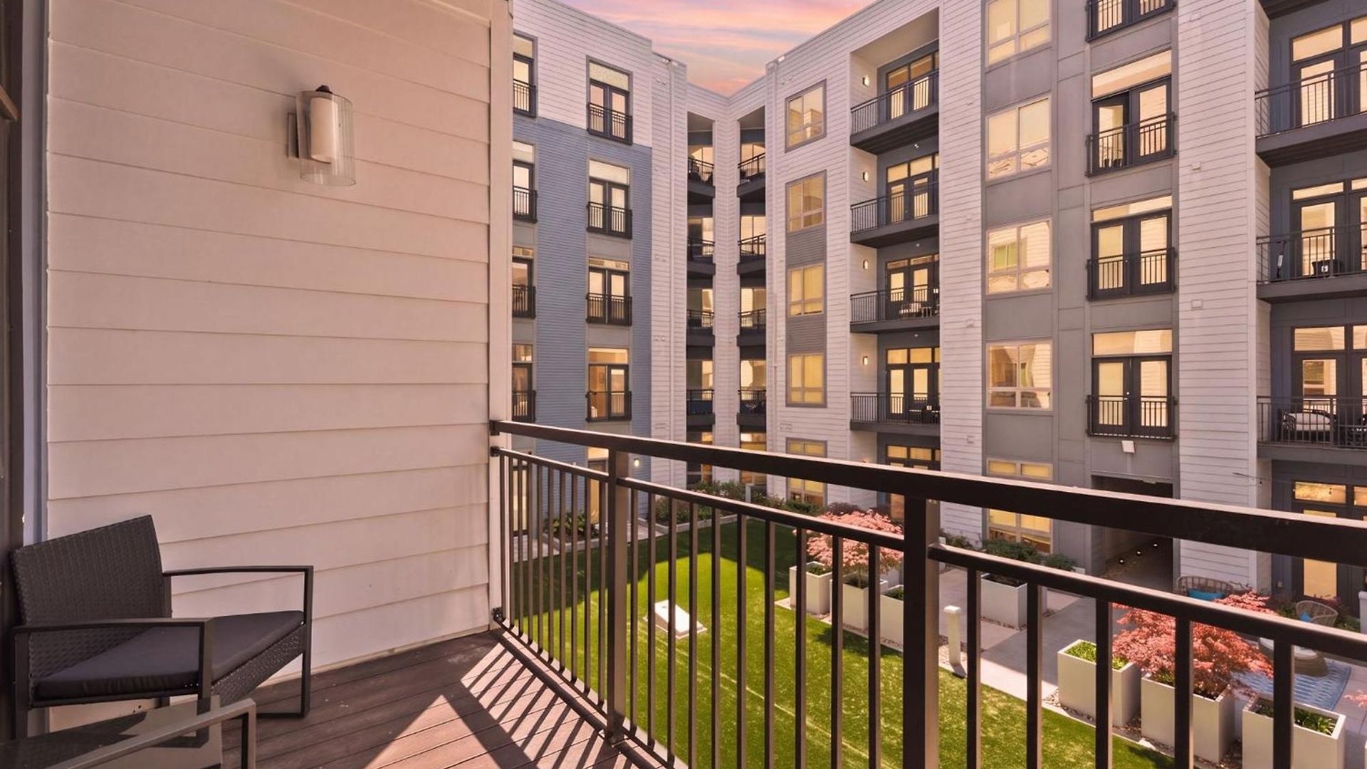 Carolina Charm - Free Parking, Pool, Gym *