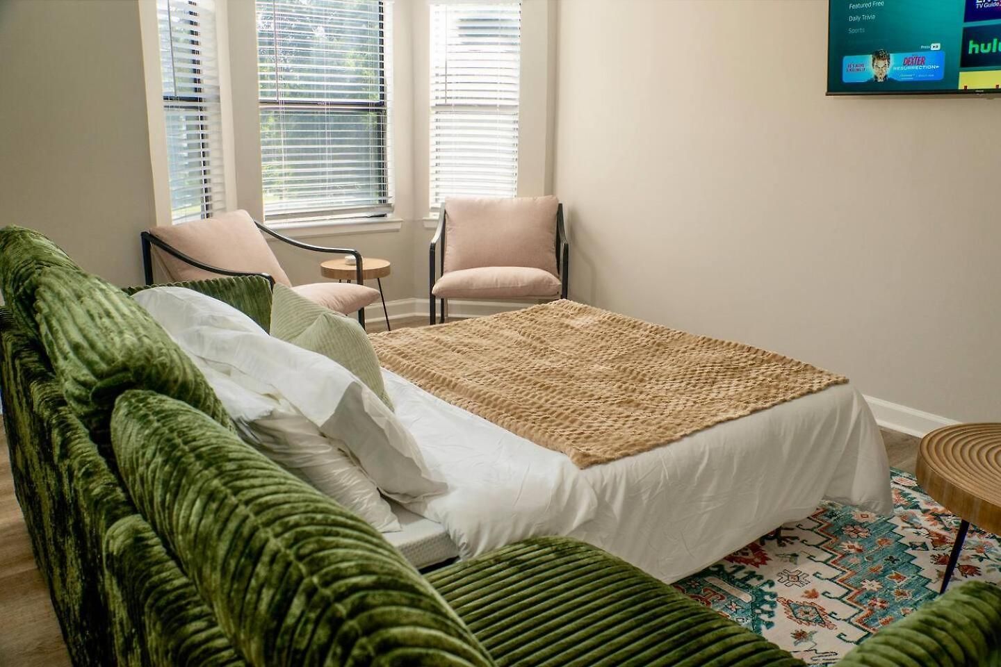 Uptown Luxe Retreat With Parking & Walk To Center Apartment