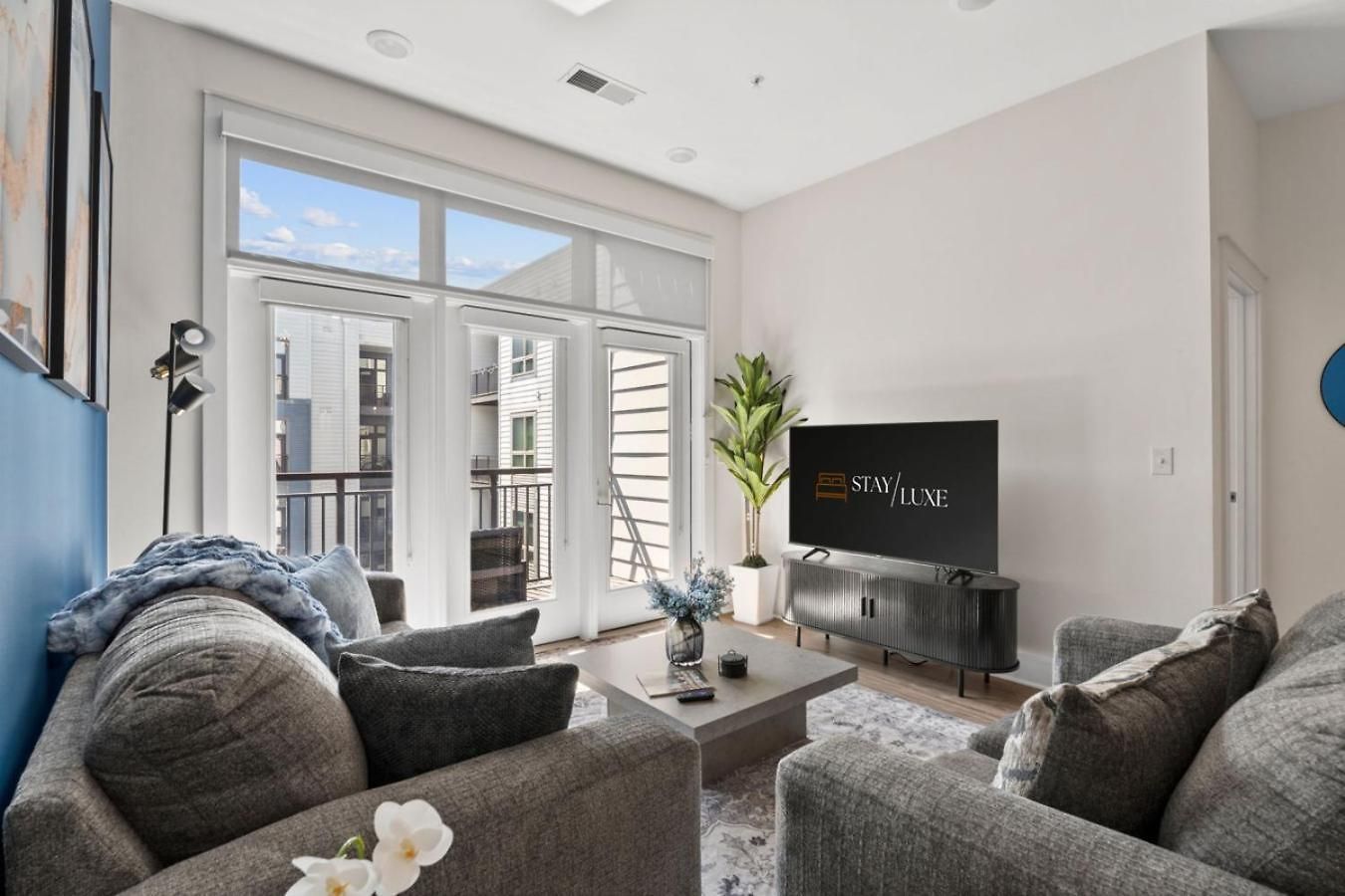 Apartment Lights Retreat - Pool, Central, Free Parking