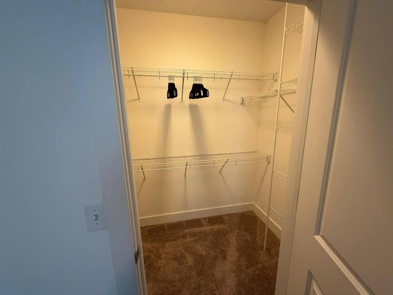 Uptown Escape - Free Parking, Pool, Walkable Apartment *