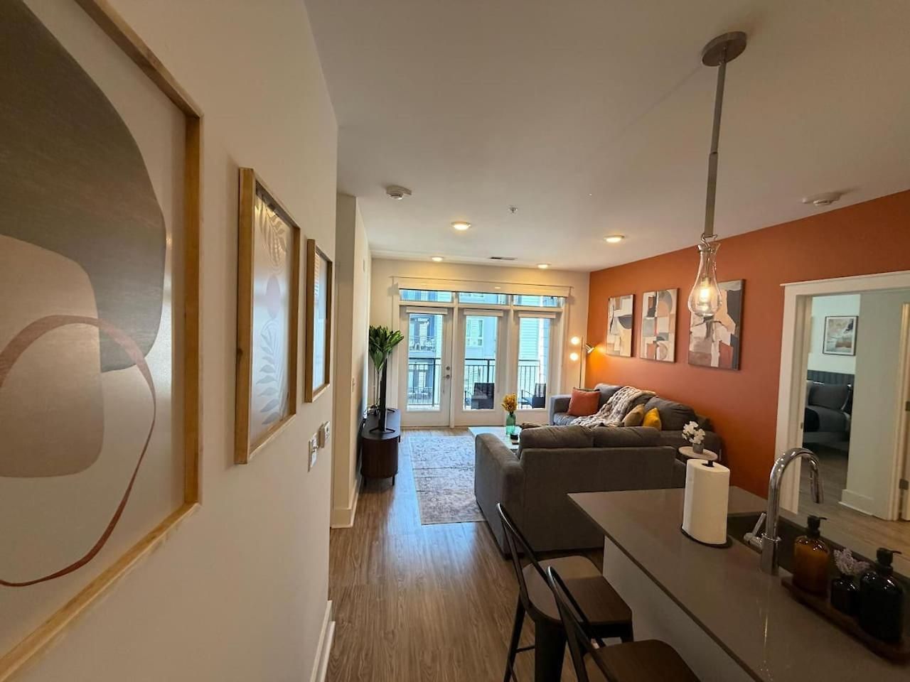 Uptown Escape - Free Parking, Pool, Walkable Apartment *