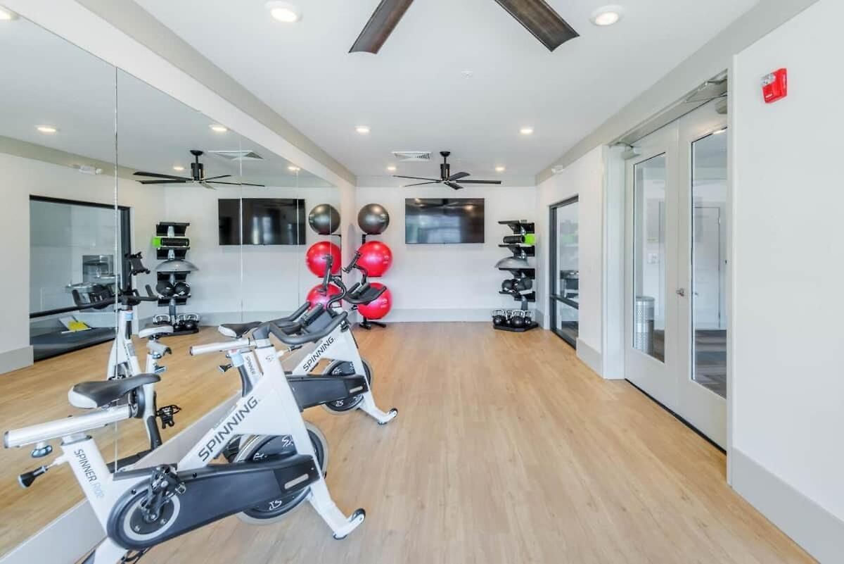 Apartment Luxury 2br Near Uptown | Noda & Light Rail