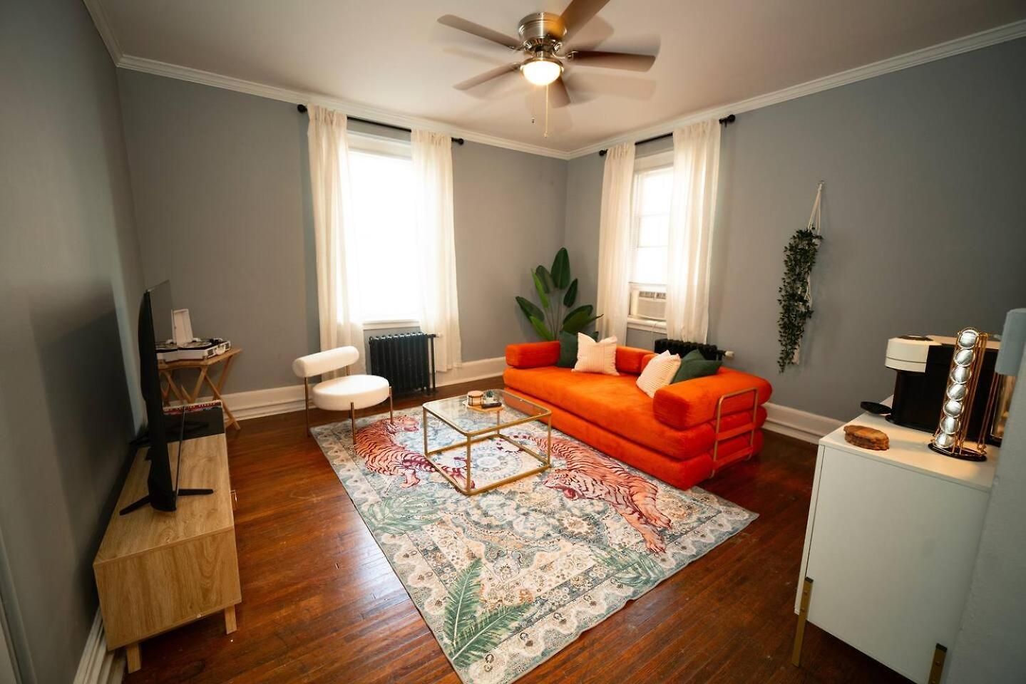 Uptown Funk Getaway With Parking & Walk To Stadiums, Nightlife Apartment