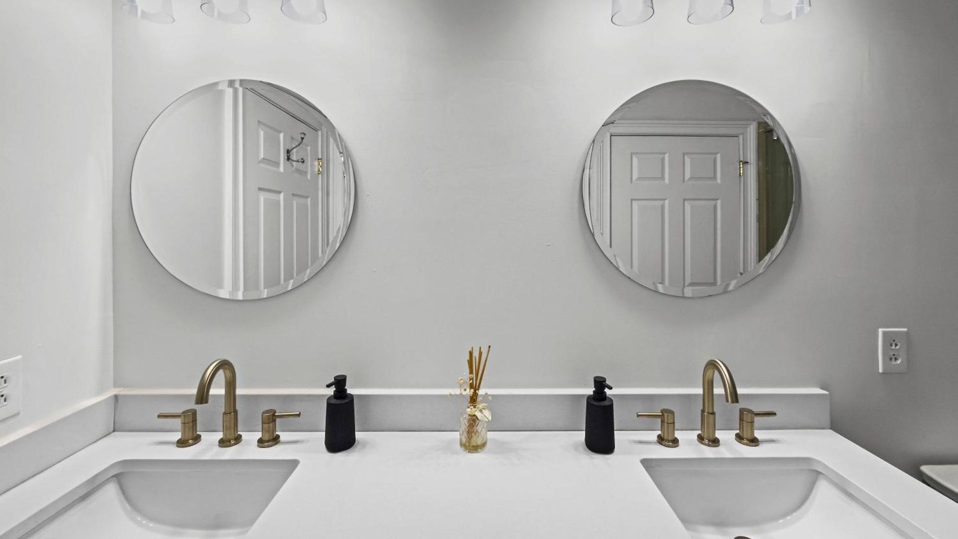 Walk To Boa & Truist, Luxury 2br With Pool Patio *
