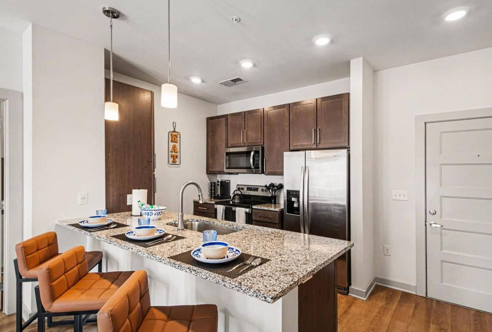 Luxury 2br Near Uptown | Noda & Light Rail Apartment *