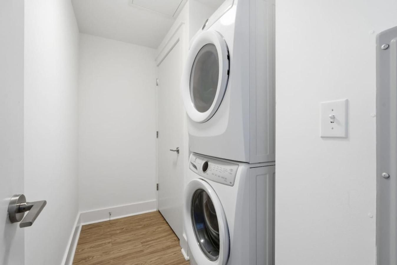 Queen Haven - Free Parking, Pool, Balcony Apartment Charlotte