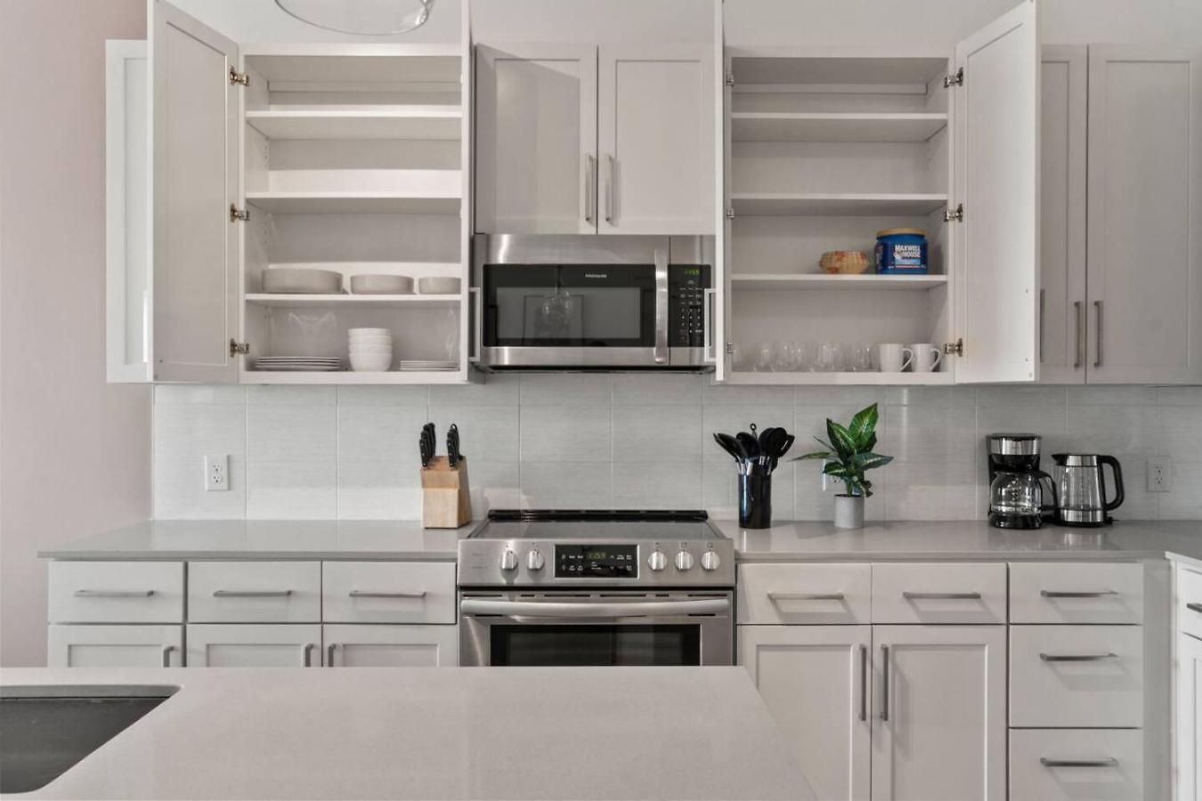 Skyline - Free Parking, Pool, Views Apartment *