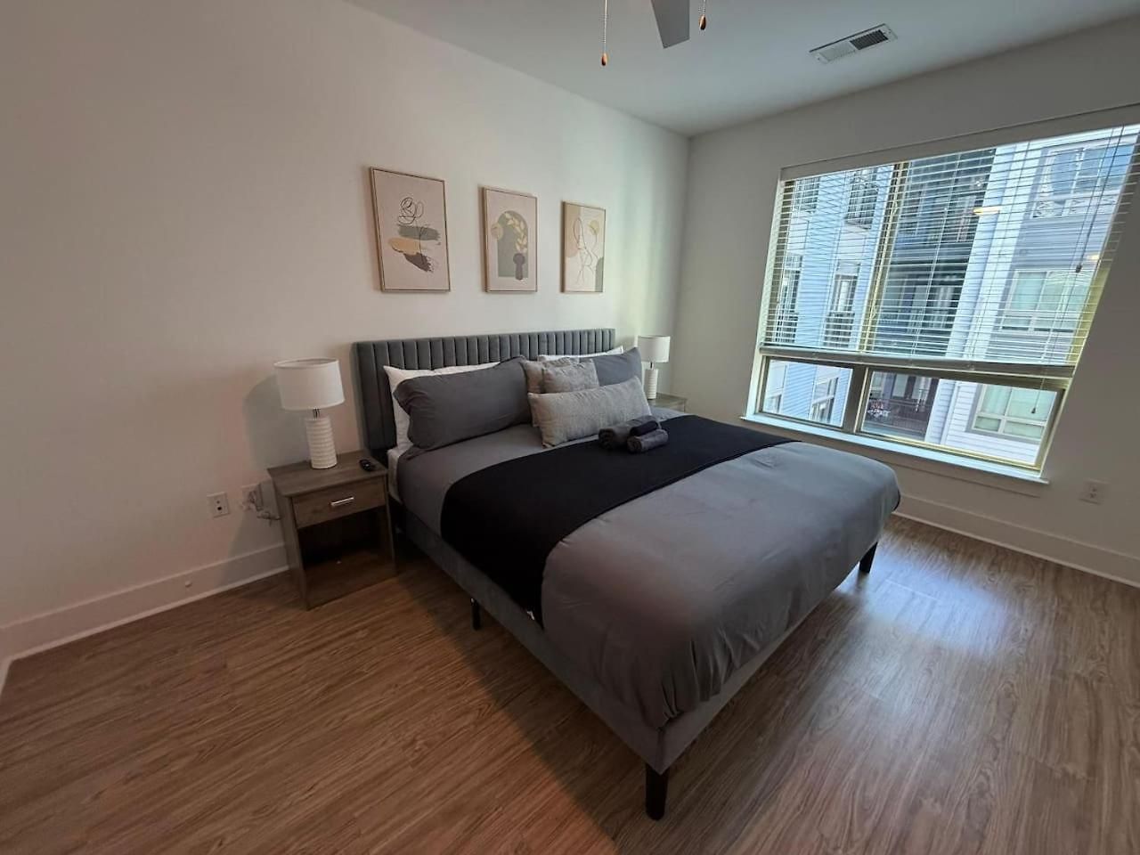 Uptown Escape - Free Parking, Pool, Walkable Apartment Charlotte